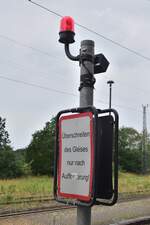 Diese Warnanlage warnt Reisende mit einem roten Blinklicht sichtbar als auch mit einem elektronischen Gon akustisch vor durchfahrenden Zügen auf Gleis 1. Hiermit werden Fahrgäste gewarnt wenn sie zum Mittelbahnsteig zu Gleis 2 wollen.

Annaburg 27.07.2023