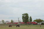Am 29.04.2020 durchfuhr 1428 009 und ein weiterer ET der Baureihe (1)429 als RE42 nach Mönchengladbach Hbf die Landschaft von Anrath.