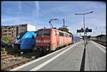 TRI 111112 stand am 30.10.2023 um 11.50 Uhr vor einer bunten Ersatzgarnitur im Bahnhof Ansbach.