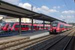 Blick nach Osten auf den S-Bahnhof Ansbach am 11.9.15: Auf Gleis 1 war 442 751 für die nächste Fahrt nach Nürnberg bereit. Auf den Abstellgleisen standen weitere  Hamsterbacken , die wegen der geringeren Nachfrage in den Sommerferien nicht gebraucht wurden.