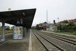 Der Bahnsteig 2 und 1 in Arnstadt Hbf, am 02.09.2023.