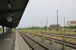 Bahnsteig 3 und die danebenliegenden Rangier- und Gütergleise, am 02.09.2023 in Arnstadt Hbf.