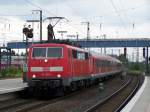 Br.111 100-4 fuhr am 2.August 2007 nach Wrzburg Hbf, hier bei der Einfahrt in den Bahnhof Aschaffenburg Hbf.