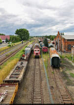 Blick von der Brücke Magdeburger Chaussee (B 180) auf die umfangreiche Fahrzeugsammlung im ehemaligen Rangierbahnhof Aschersleben.