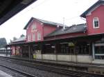 Das Bahnhofsgebude des Bahnhofs Au (Sieg) am verregneten 21.06.2007.
