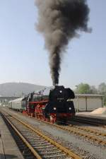 Am 22.05.10 wartet 01 509 im Bahnhof Aue auf den VSE-Sonderzug.(Aufgenommen vom Bahnsteig)