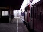 RB Augsburg-Donauwrth steht in Augsburg Hbf. zur Abfahrt als Ersatz fr die noch nicht vollstndig ausgelieferten/zugelassenen/im Einsatz stehenden BR 440 (LIREX) bereit. - Nostalgisch anmutende Blten treibt der Fugger-Express-Ersatzverkehr im Raum Augsburg. Bis zur endgltigen Betriebnahme der BR 440 (LIREX) verkehrt ein Potpourri westdeutschen DB-Rollmaterials zwischen Augsburg-Mnchen, Augsburg-Ulm und Augsburg-Donauwrth. Hier eine RB Augsburg-Donauwrth, mangels Steuerwagen gebildet aus BR 110 (Bgelfalte) + 2 Bn + BR 110 (Bgelfalte). Mit dieser Traktion drfte die Anfahrbeschleunigung der neuen BR 440 in etwa erreicht werden, die bei 11 Stationen auf 30 km Strecke auch bentigt wird. Sicher wird die Mehrheit der Bahnfahrer die bereits im Bildhintergrund 'lauernden' neuen BR 440 ersehnen und die alten Wendezge nasermpfend betreten. Mir sind jedoch die Bgelfalten mit ihren n-Wagen mittlerweile sehr ans Herz gewachsen. Stoisch und 'elegant gekleidet' versehen sie seit 50 Jahren zuverlssig ihren Dienst. Mit der absehbaren Ausmusterung wird ein weiteres markantes Stck der lngst vergangenen Wirtschaftswunderbundesbahn verschwinden. Aufnahme 12. Mrz 2009