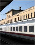 Alt und Jünger -     IC vor dem Augsburger Hauptbahnhofsgebäude.