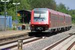 Aufgenommen am 29. Mai 2017 in Aulendorf an der Südbahn. Der RE von Ulm nach Basel Bad-Bahnhof über die Bodensee-Gürtelbahn und die Hochrheinbahn fährt ohne Halt durch Aulendorf. Sein nächster Halt ist Ravensburg.