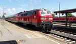 Der Regional Express mit Diesel-Lok fährt gerade im Bahnhof  Aulendorf  Richtung Lindau am 03.06.2017.