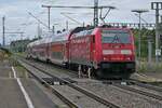 146 209-2 schiebt die Wagen des RE 5 / 4238, Friedrichshafen - Stuttgart, aus dem Bahnhof Aulendorf (02.08.2023)