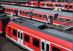 Ich seh rot -    Blick über im Bahnhof Backnang stehende Züge.