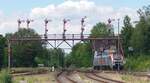 Auch im Jahr 2022 bestimmt noch zuverlässige rustikale Signaltechnik den Bahnhof Bad Harzburg, auch wenn dort moderne Triebwagen und Lokomotiven das Geschäft verrichten.
Aufnahme vom 28.6.22 vom Ende des Bahnsteiges aus.