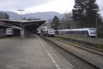 Und draußen am Bahnhofsgebäude prangt groß das DB-Logo ... . Vier von sechs Bahnsteiggleisen des Bf Bad Harzburg sind von ERIXX-622ern besetzt (Aufnahme vom 6.3.16).