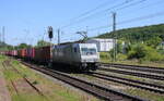 Metrans E 186 033 (91 84 1186 033-4 NL-AKIEM) mit einem Container-KLV Richtung Fulda, am 26.05.2026 in Bad Hersfeld.