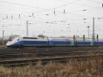 In seinen Heimatbahnhof Bad Kleinen whrend der Testphase abgestellt war der nagelneuer, silber-blauer TGV vom Typ „Euro Duplex  der SNCF.
Leider wurde er nicht fotogen prsentiert. Er wurde durch leere Gterwagen beiderseits verstellt und die Bundespolizei patrolierte auch stndig herum.
Aber mir gelang diese Aufnahme von einem angrenzenden Betriebsgelnde. Ihm in ganzer Lnge aufs Bild zubekommen war leider aus den o.g. Grnden nicht mglich.
Bad Kleinen 16.02.2012 