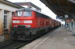 218 493 steht Bahnsteig 3 in Bad Kleinen und schiebt die Regionalbahn wieder zurck nach Kiel. 02/2007 