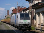 185 681 Railpool / SETG mit einem Holzzug bei Durchfahrt durch Bad Kleinen in Richtung Schwerin; 04.06.2016    