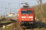 101 020 mit IC kommt auf Bahnsteig 2 in Bad Kleinen eingefahren.