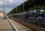 Ein langer Zug mit nagelneuen  Skodas  (ich hoffe, das ist keine  Schleichwerbung! ;-) ) steht am 23.06.2012 im Bahnhof Bad Schandau.