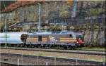 285 103 hat in Bad Schandau Ost ihren Güterzug übernommen und rollt nun in Bahnhof Bad Schandau ein.