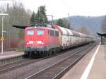 Bei der Durchfahrt von Bad Sooden-Allendorf eine Lok der BR 140 mit spezial Doppelstock-Autotransportwagen.