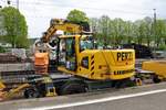 PERZL Liebherr 922 Rail am 18.04.20 in Bad Vilbel Bhf vom Bahnsteig aus fotografiert