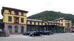 Bahnhof Bad Wildbad von der Stra�enseite, der Bahnhof wurde im k�niglich-w�rttembergischen Chalet-Stil von 1868-70 erbaut und empfing damal den Hochadel aus ganz Europa zu den Badekuren, Sept.2026