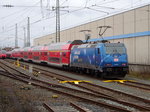 146 246-4 mit Werbung für das Bahnland Bayern steht am 31.