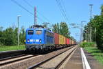 140 038-0 rauscht mit ihrem Containerzug durch den Haltepunkt Barleber See gen Magdeburg.