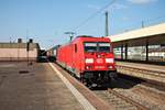 Durchfahrt am 30.09.2015 von 185 396-9 mit einem langen Containerzug über Gleis 3 durch den Badischen Bahnhof von Basel in Richtung Rangierbahnhof Muttenz.