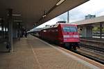 Am Mittag des 07.10.2015 stand 101 120-4 defekt mit EC 6 (Chur HB/Kurswagen - Zürich HB - Hamburg Altona) am Bahnsteig 4 im Badischen Bahnhof von Basel.