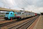 Durchfahrt am 14.10.2015 von Macquarie European Rail/Crossrail 185 581-6  Ewals Cargo Care/Celine Alia  mit Macquarie European Rail/Crossrail 186 907 als Wagenlok und einem Cointainerzug über Gleis 4 durch den Badischen Bahnhof von Basel an 101 102-2  110 Jahre VEDES  vorbei, die auf ihren nächsten Einsatz wartete.