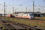 101 098-2 und 401 078-1 (Tz 178  Bremerhaven ) sind im Bahnhof Basel Bad Bf (CH) abgestellt.
Aufgenommen am Ende eines Bahnsteigs.
[13.7.2018 | 19:15 Uhr]