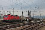 Am Nachmittag des 20.03.2018 fuhr BRLL/XRAIL 185 596-4  Suzy  mit einem Containerzug nach Belgien durch den Badischen Bahnhof von Basel in Richtung Weil am Rhein.
