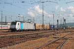 Mit dem  GTS -Containerzug (Piacenza - Zeebrugge) fuhr am Nachmittag des 19.09.2018 die Rpool/XRAIL E 186 187-1 über Gleis 4 durch den Badischen Bahnhof von Basel in Richtung Weil am Rhein.