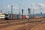 Mit einem Containerzug aus Italien fuhr am Nachmittag des 19.09.2018 die MRCE/SBBCI ES 64 F4-109 (189 109-2) über Gleis 4 durch den Badischen Bahnhof von Basel in Richtung Deutschland.