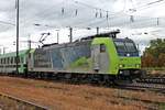 Portrait von Re 485 011, als diese am Nachmittag des 25.09.2019 vom Hafengleis her mit einer RoLa (Freiburg (Brsg) Rbf - Novara Boschetto) in den Badischen Bahnhof von Basel einfuhr in Richtung