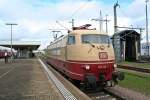 Auf 103 113-7 wurden am Bahnhofsfest in Basel Bad. Bf am 15.09.13 den ganzen Tag ber im Halbstundentakt Fhrerstandsmitfahrten von Gleis 11 ins Gleis 245 und zurck angeboten.
Der als Lz 0001 beschilderte Zug kam bei den Gsten sehr gut an.
Hier ist der Zug, oder besser die Lok kurz nach der Bereitstellung  und Testfahrt am Vormittag auf Gleis 11 zu sehen.