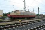 Auf 103 113-7 wurden am Bahnhofsfest in Basel Bad. Bf am 15.09.13 den ganzen Tag ber im Halbstundentakt Fhrerstandsmitfahrten von Gleis 11 ins Gleis 245 und zurck angeboten.
Hier ist die Lok am Vormittag noch abgestellt auf dem Stumpen 117 kurz vo dem Aufrsten.