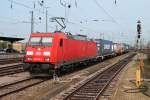Mit einem Containerzug gen Muttenz fuhr am 04.10.2015 die Mannheimer 185 256-5 durch Basel Bad Bf, um dort den Zug an eine Lok von SBB Cargo abzugeben.