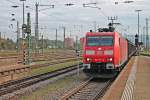 Einfahrt am 25.10.2014 von 185 154-2 mit einem Redbull H-Wagen Zug in den Bdischen Bahnhof von Basel in Richtung Deutschland.