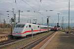 Paralleleinfahrt am 25.10.2014 von 401 578-0  Bremerhaven  und Re 482 007-2 mit einem Containerzug in den Badischen Bahnhof von Basel in Richtung Norden.