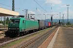Durchfahrt am 17.06.2015 von 145-CL 005 (145 096-4) mit einem Containerzug nach Belgien in Basel Bad Bf gen Norden.