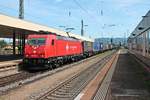 Mit einem Containerzug nach Antwerpen fuhr am 26.06.2015 die 185 596-4  Suzy  über Gleis 4 durch Basel Bad Bf gen Norden.