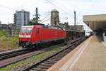 Durchfahrt von 185 129-4 am 26.06.2015 mit einem gemischten Güterzug in Basel Bad Bf gen Rangierbahnhof Muttenz, als am Bahnsteig 2 ein ICE 1 auf die Weiterfahrt in Richtung Basel SBB wartete.