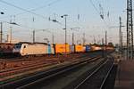 In den ersten Sonnenstrahlen des 15.07.2015 fuhr Railpool/lokomotion/BLS Cargo 186 251 mit einem Containerzug nach Italien über Gleis 1 durch den Badischen Bahnhof von Basel.