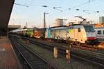 Zwischenhalt am frühen Morgen des 16.07.2015 von 186 104  1 Locomotive / 4 Countries  mit einem Containerzug nach Holland auf Gleis 3 in Basel Bad Bf.