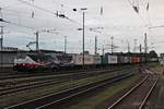 Durchfahrt am Morgen des 29.07.2015 von ES 64 F4-212 (189 212-4)  Linked by Rail  mit einem Containerzug aus Holland durch den Badischen Bahnhof von Basel über Gleis 1 in Richtung Rangierbahnhof