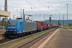Durchfahrt am 04.08.2015 von 185 510-5  Railtraxx  mit einem Containerzug nach Aachen West/Antwerpen in Basel Bad Bf in Richtung Weil am RHein.